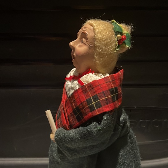 Vintage Byers Choice Christmas Carolers Couple Seniors Singer Figurines - Picture 7 of 16